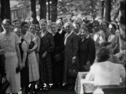 1938年，德国图林根，妇女和女孩在户外排队视频素材