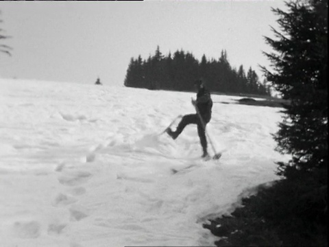 1935年，B/W WS男子在滑雪时从一座小山上摔倒，德国黑福雷斯特视频素材