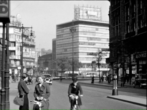 1935年B/W WS PAN繁忙的街道，有地铁入口，大型建筑和酒店/德国视频下载