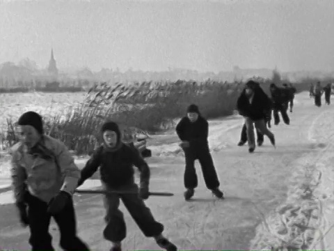 1938年B/W冬季业余电影，男人和女人在冰上滑冰，圣诞树出售/荷兰北部阿姆斯特丹视频素材