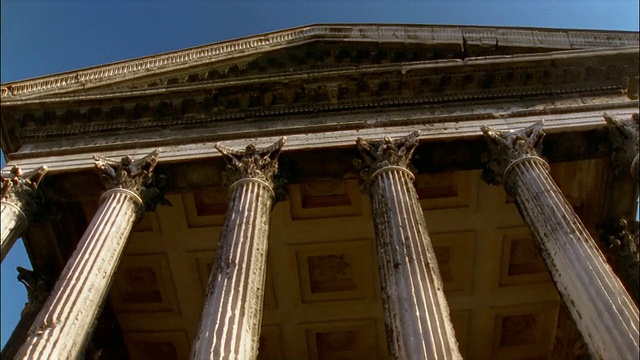 女士，潘，拉，Maison Carree, Nimes, France视频素材