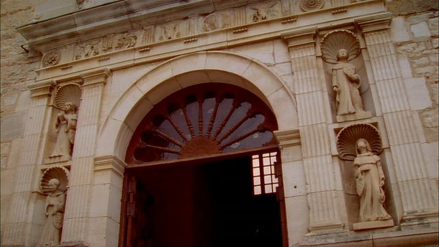 法国勃艮第佛古城堡(Chateau de Clos de Vougeot / burgundy)的雕像侧面打开大门视频素材