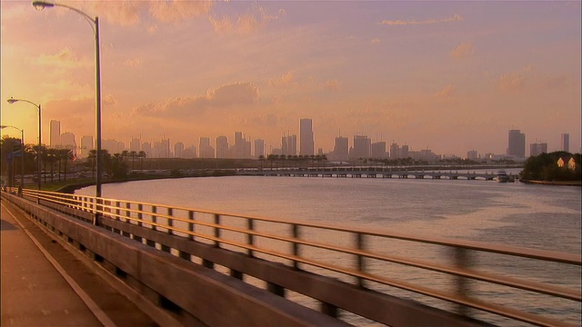 宽跟踪拍摄星岛从麦克阿瑟Causeway/迈阿密，佛罗里达视频素材