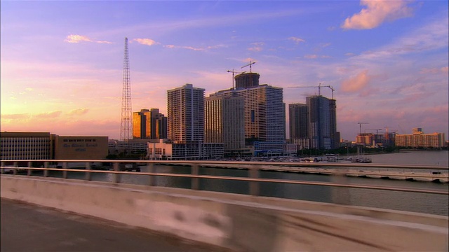 宽跟踪拍摄码头和迈阿密先驱大厦从麦克阿瑟Causeway/迈阿密，佛罗里达视频素材