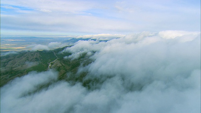 在博兹曼之外的布里奇山脉上空的空中飞行视频素材