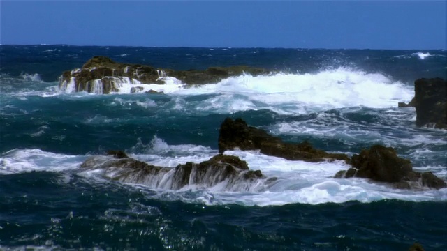 海浪撞击岩石，毛伊岛，夏威夷群岛，美国视频素材