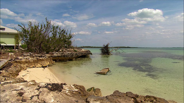 宽镜头淘洗海滩湾的岩石海岸线视频素材