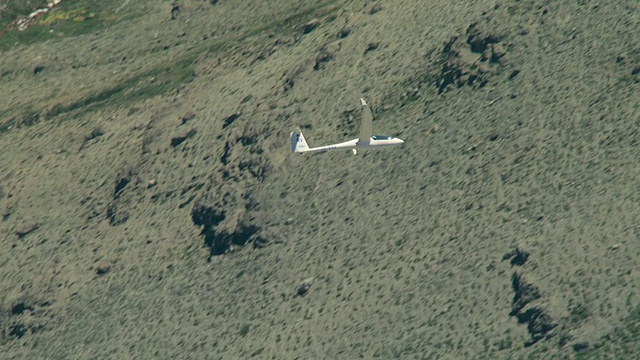 2010年，空中滑翔机飞越岩石山脉/智利圣地亚哥，智利格兰圣地亚哥视频素材