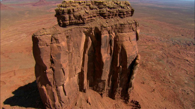 在East Mitten Butte / Monument Valley上空低空飞行视频素材