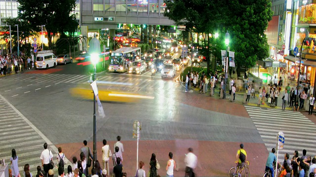 WS T/L在涉谷十字路口的交通和行人在人行横道/东京，日本视频素材