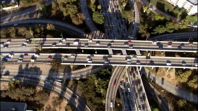 高速公路立交鸟瞰图/倾斜市中心城市景观/加州洛杉矶视频素材