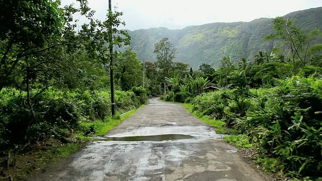 WS POV T/L汽车通过威皮奥镇和路边的房子/威皮奥，威皮奥山谷，夏威夷，美国视频素材