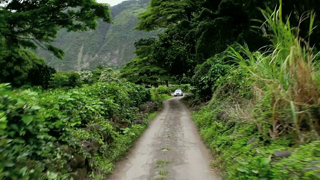 wws POV T/L汽车通过威皮奥镇与骑马旅游/威皮奥，威皮奥山谷，夏威夷，美国视频素材