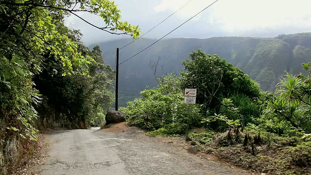 WS POV T/L在美国夏威夷Waipio山谷后面的Hiilawe瀑布下行驶的汽车视频素材