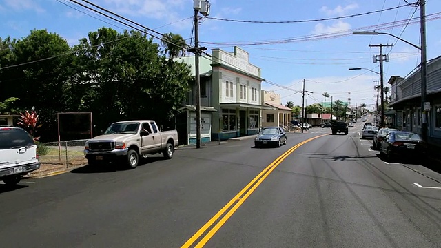 WS POV T/L汽车驾驶通过Honokaa镇的路边商店/美国夏威夷的Honokaa视频素材