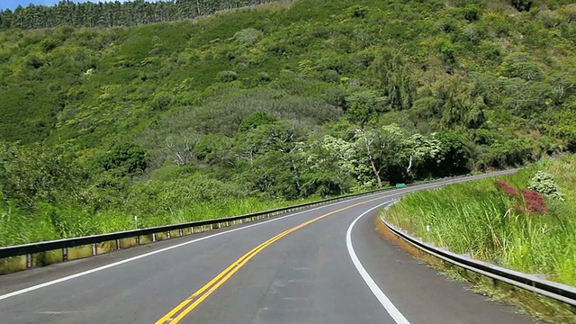 美国夏威夷，Lapahoehoe Gulch / Laupahoehoe的汽车行驶在蜿蜒的道路上视频素材