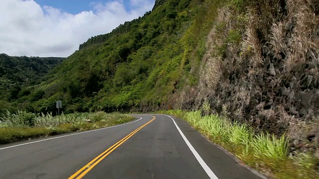 美国夏威夷，Lapahoehoe Gulch / Laupahoehoe的汽车行驶在蜿蜒的道路上视频素材