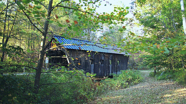 WS T/L河流在夏季、秋季和冬季变化的视图/ Ascutney，佛蒙特州，美国视频素材