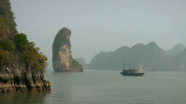 PAN船下龙湾/广宁，越南视频素材