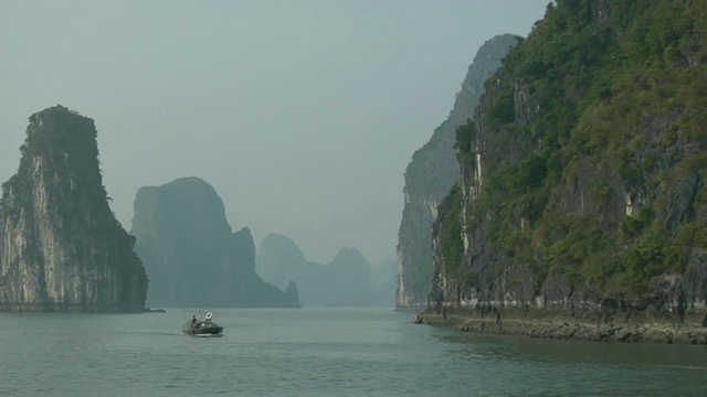 下龙湾ZI船/广宁，越南视频素材