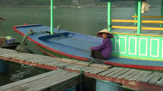 在越南广宁的一个漂浮的渔村里，慈女坐在船上视频素材