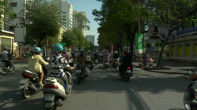 越南胡志明市繁忙城市街道上的摩托车视频素材