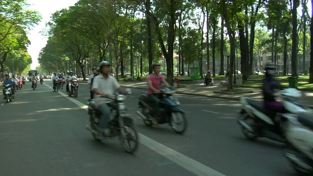 在越南胡志明市繁忙的街道上，MS穿过摩托车车流视频素材