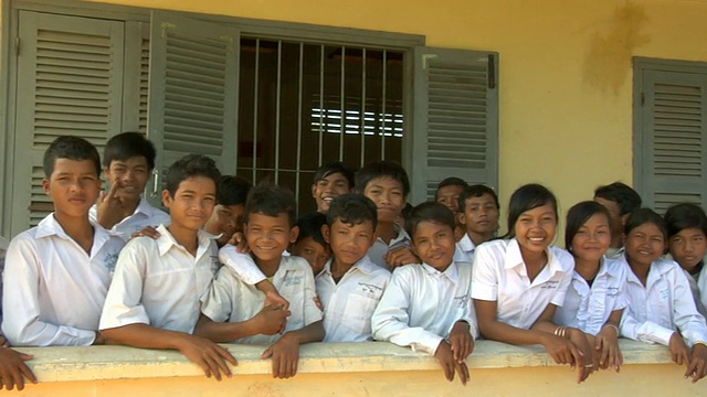 柬埔寨暹粒(Siem Reap)农村地区的小学和中学学生视频素材