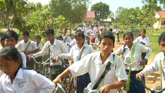 柬埔寨暹粒(Siem Reap)农村，ZI学生离开学校去吃午饭视频素材