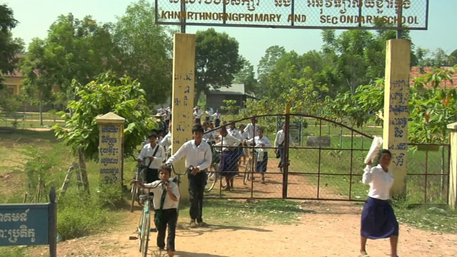 柬埔寨暹粒(Siem Reap)农村，ZI学生离开学校去吃午饭视频素材