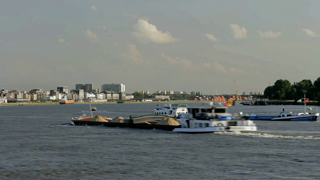 在比利时安特卫普的Scheldt / Antwerp河中行驶的船舶视图视频下载