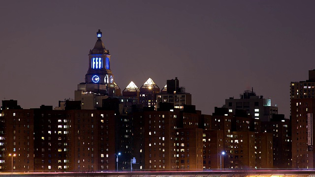 T/L Stuyvesant Town公寓和ConEd Clock Building从早到晚，在FDR Drive / New York City上交通繁忙视频素材