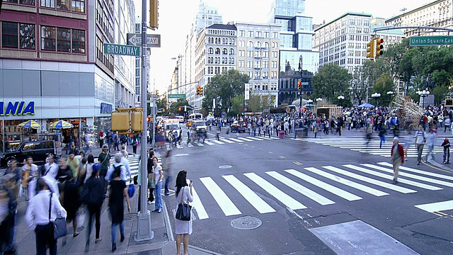 T/L行人沿着繁忙的城市街道十字路口行走和穿过街道/纽约，美国视频素材