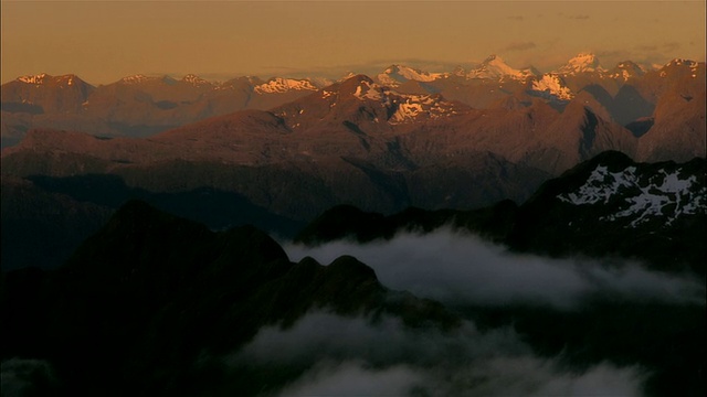 低空中，晨雾和阳光中的山脉，峡湾国家公园，新西兰视频素材