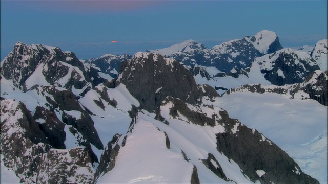 低空，日落时白雪覆盖的山峰，峡湾国家公园，新西兰视频素材