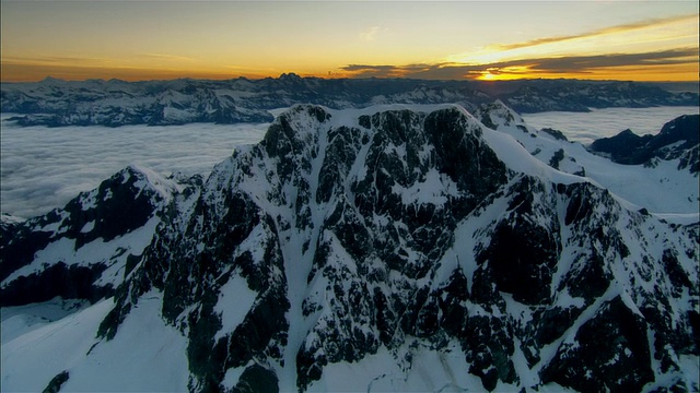 低空俯瞰，夕阳下白雪覆盖的图托科山，新西兰峡湾国家公园视频素材