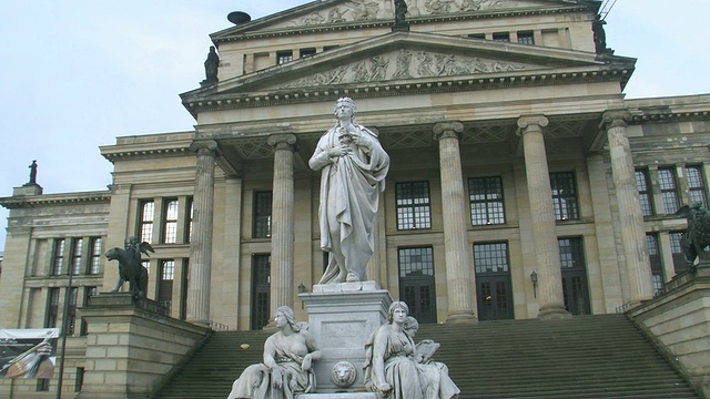 德国柏林宪兵市场广场席勒雕像和Konzerthaus Berlin视频素材