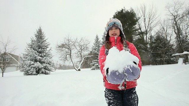 在暴风雪中玩雪的女孩/雅茅斯，缅因州，美国视频素材