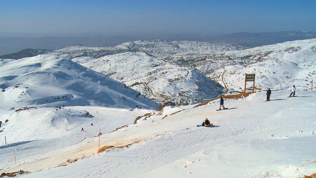 冬季的黑门山滑雪胜地和背景的加利利山/黑门山，上加利利，以色列视频素材