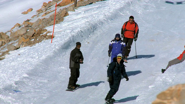 冬季，以色列上加利利的黑门山滑雪场，人们在那里滑雪视频素材