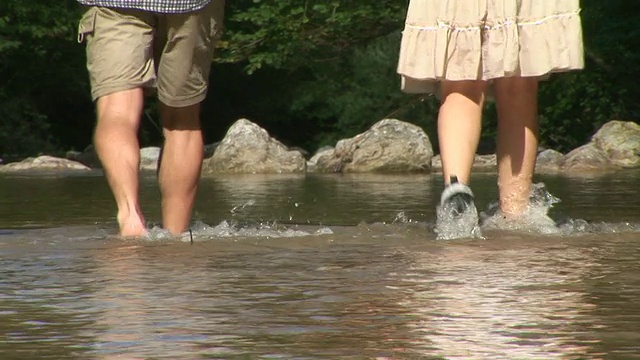 HD:涉水过河视频素材