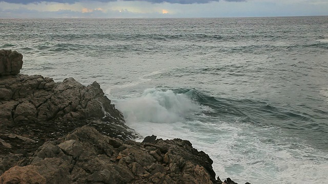 西班牙巴利阿里群岛，卡拉圣维森特/马略卡岛海浪撞击岩石的景象视频素材