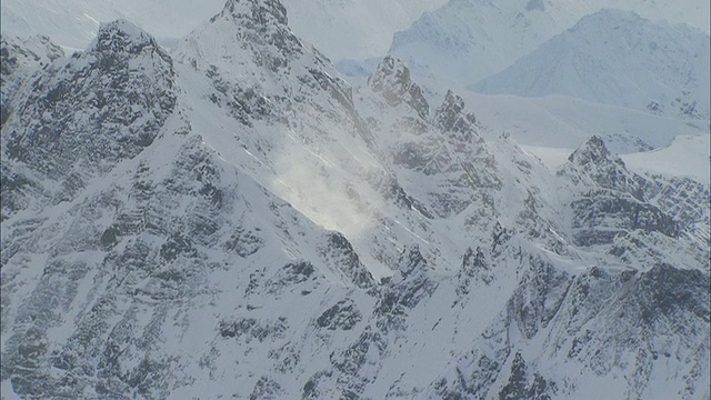 空中阳光照耀在参差的，白雪覆盖的山顶/阿拉斯加视频素材