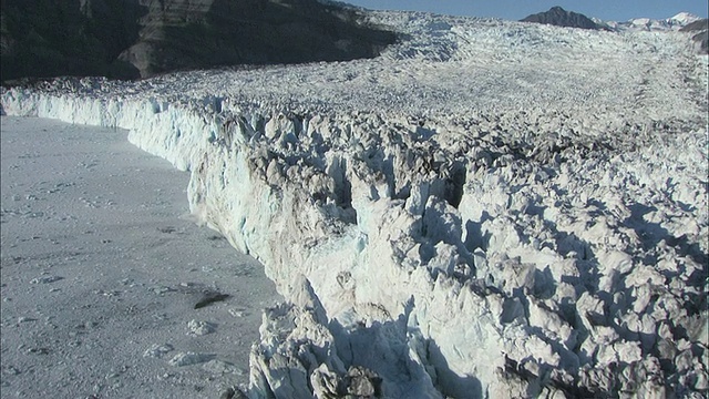 空中的冰川山峰的锯齿状边缘融化成冰水/阿拉斯加，美国视频素材