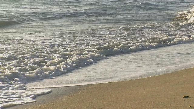 西班牙巴利阿里群岛，马略卡岛帕尔马附近，海浪冲刷着海滩上的沙子视频素材