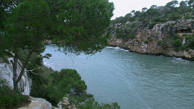 西班牙巴利阿里群岛，马略卡岛，南海岸卡拉皮湾，背景是悬崖视频素材