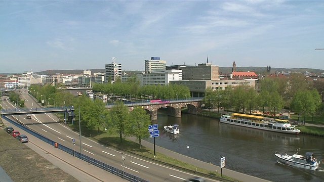 旧桥(Alte BrÃ¼cke)和萨尔河畔城市景观/ SaarbrÃ¼cken，萨尔州，德国视频素材