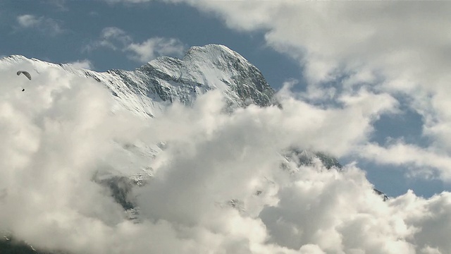 瑞士伯恩斯阿尔卑斯山脉上的艾格尔山/格林德沃云图视频素材