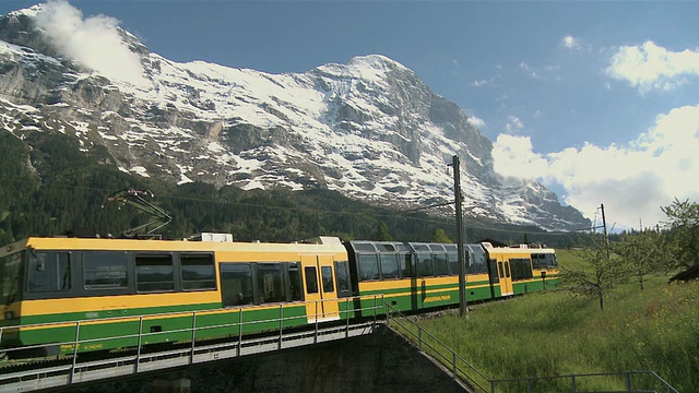 瑞士伯恩斯阿尔卑斯山Eiger山/ Grindelwald的Scheidegg铁路视频素材