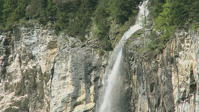 在Lauterbrunnen山谷/ Lauterbrunnen Lauterbrunnen瀑布的WS视图，伯恩斯阿尔卑斯山，瑞士视频素材